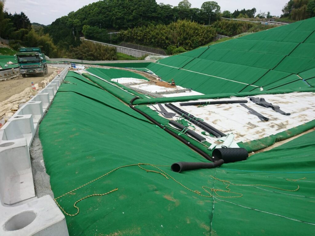 遮水シート工事