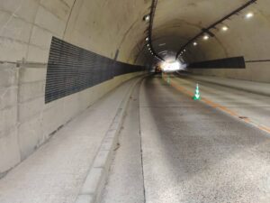 岩山東トンネル FRPメッシュ