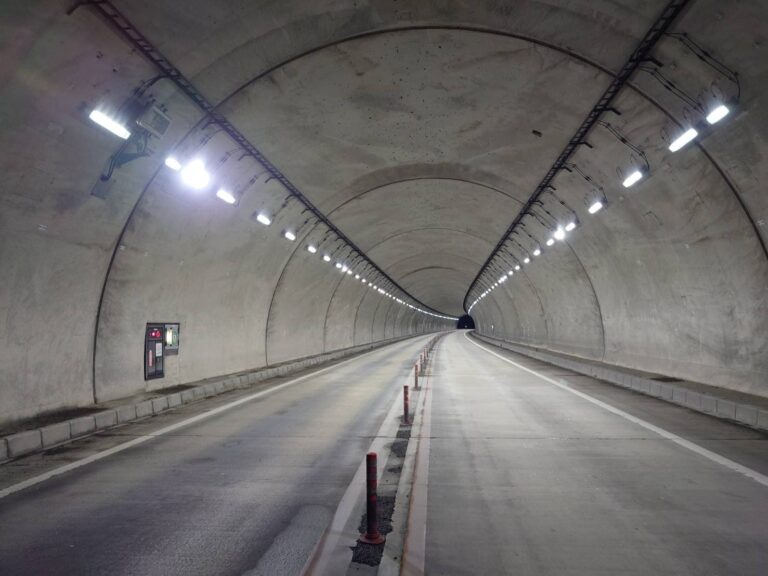 畑田トンネル　照明撤去・設置