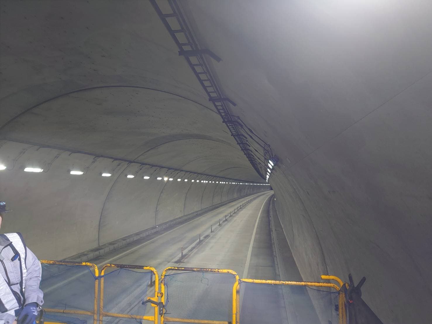 畑田トンネル　照明撤去・設置