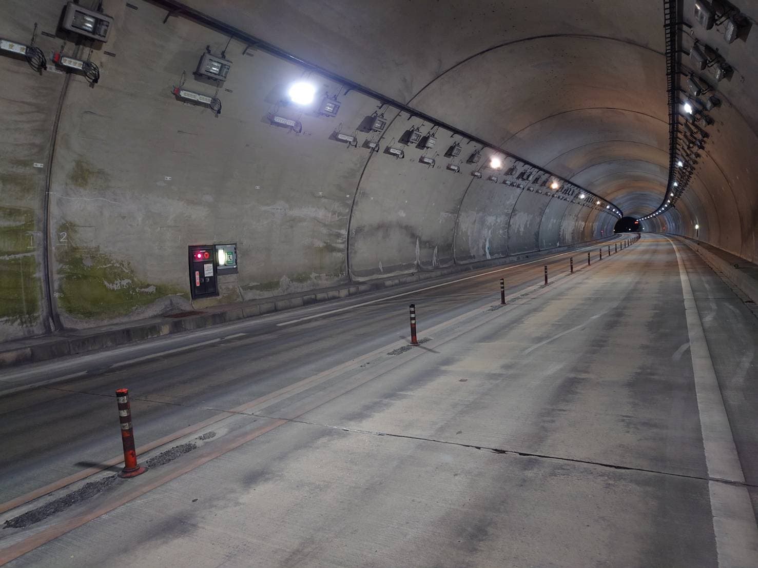 畑田トンネル　照明撤去・設置