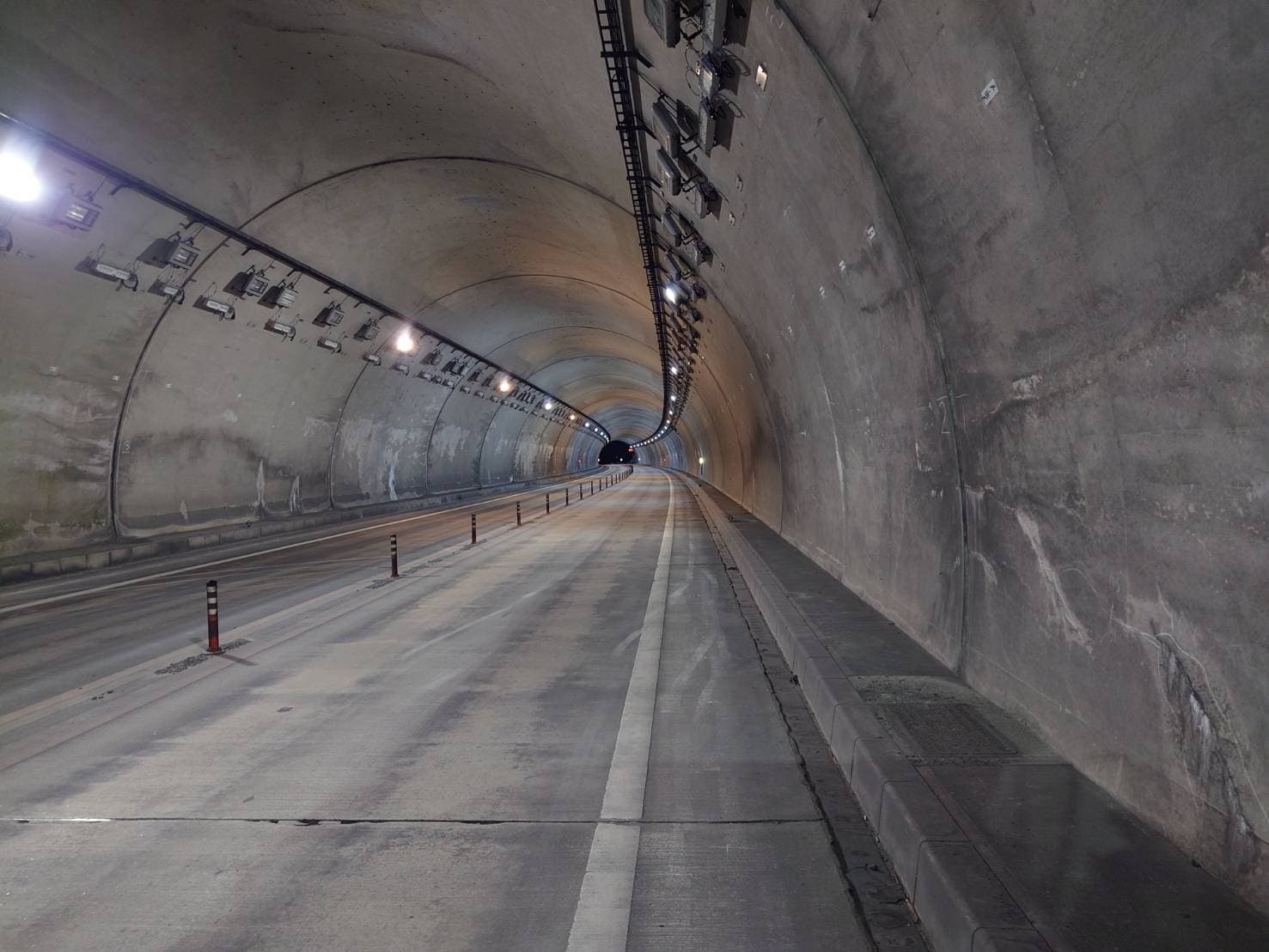 畑田トンネル　照明撤去・設置