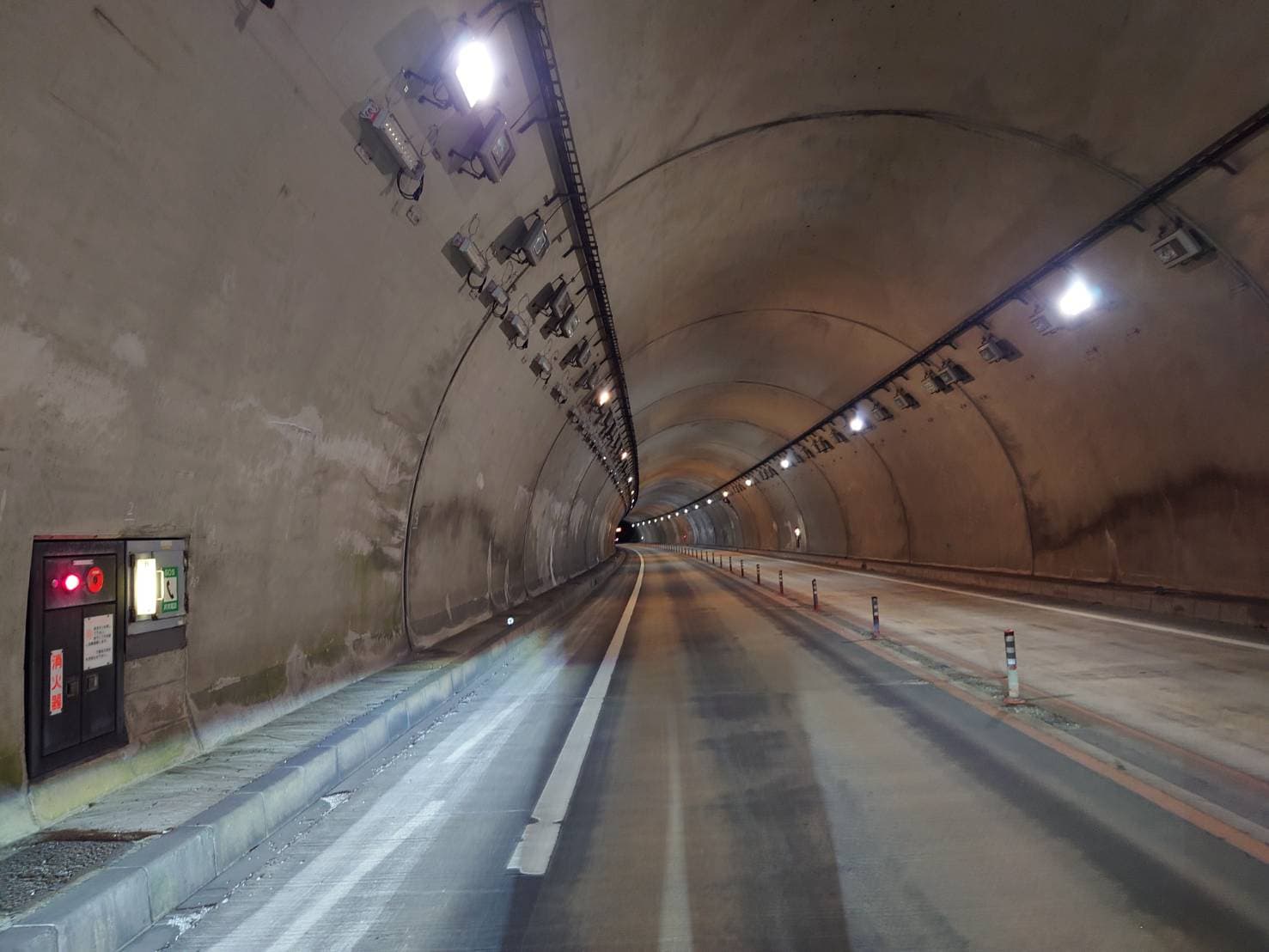 畑田トンネル　照明撤去・設置