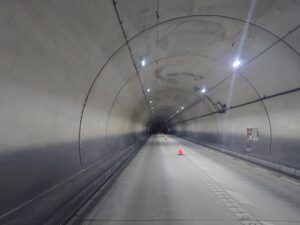新鹿路トンネル 照明ケーブル支持金具撤去・設置