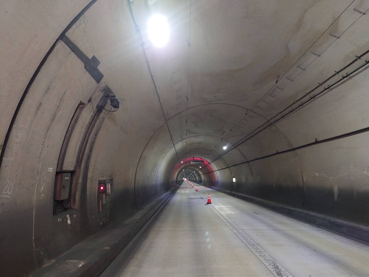 新鹿路トンネル 照明ケーブル支持金具撤去・設置