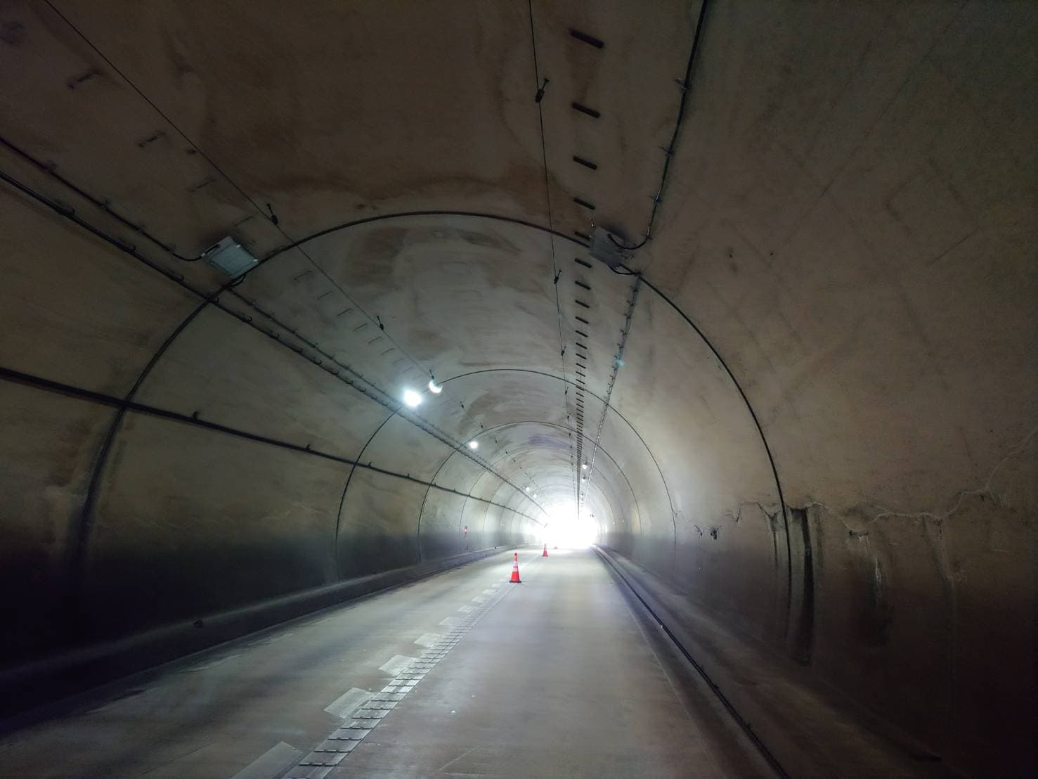 新鹿路トンネル 照明ケーブル支持金具撤去・設置