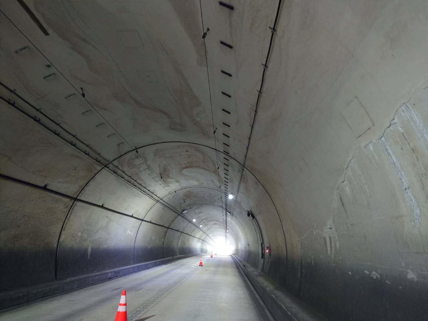 新鹿路トンネル 照明ケーブル支持金具撤去・設置