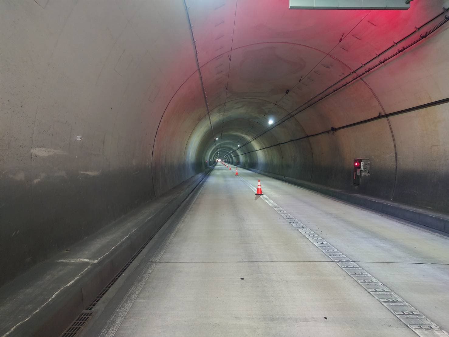 新鹿路トンネル 照明ケーブル支持金具撤去・設置