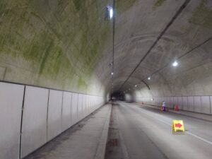 三本松トンネル 照明 ケーブル支持金具・撤去設置