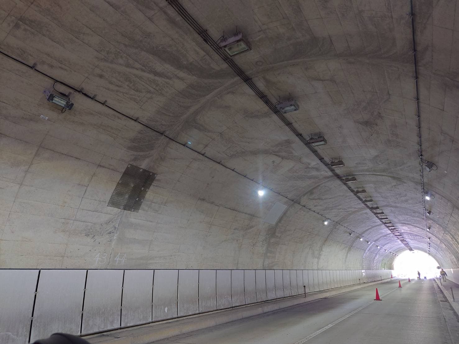 三本松トンネル 照明 ケーブル支持金具・撤去設置