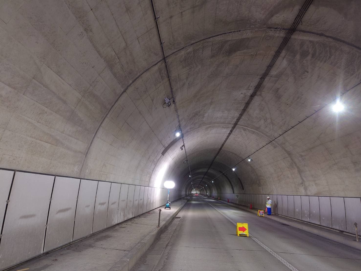 三本松トンネル 照明 ケーブル支持金具・撤去設置