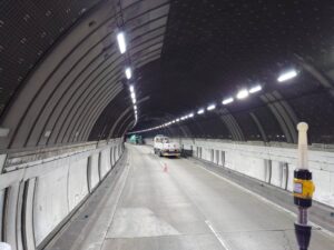 正間トンネル 照明 ケーブル支持金具・撤去設置