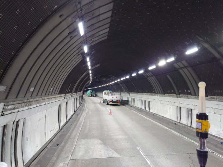 正間トンネル 照明 ケーブル支持金具・撤去設置