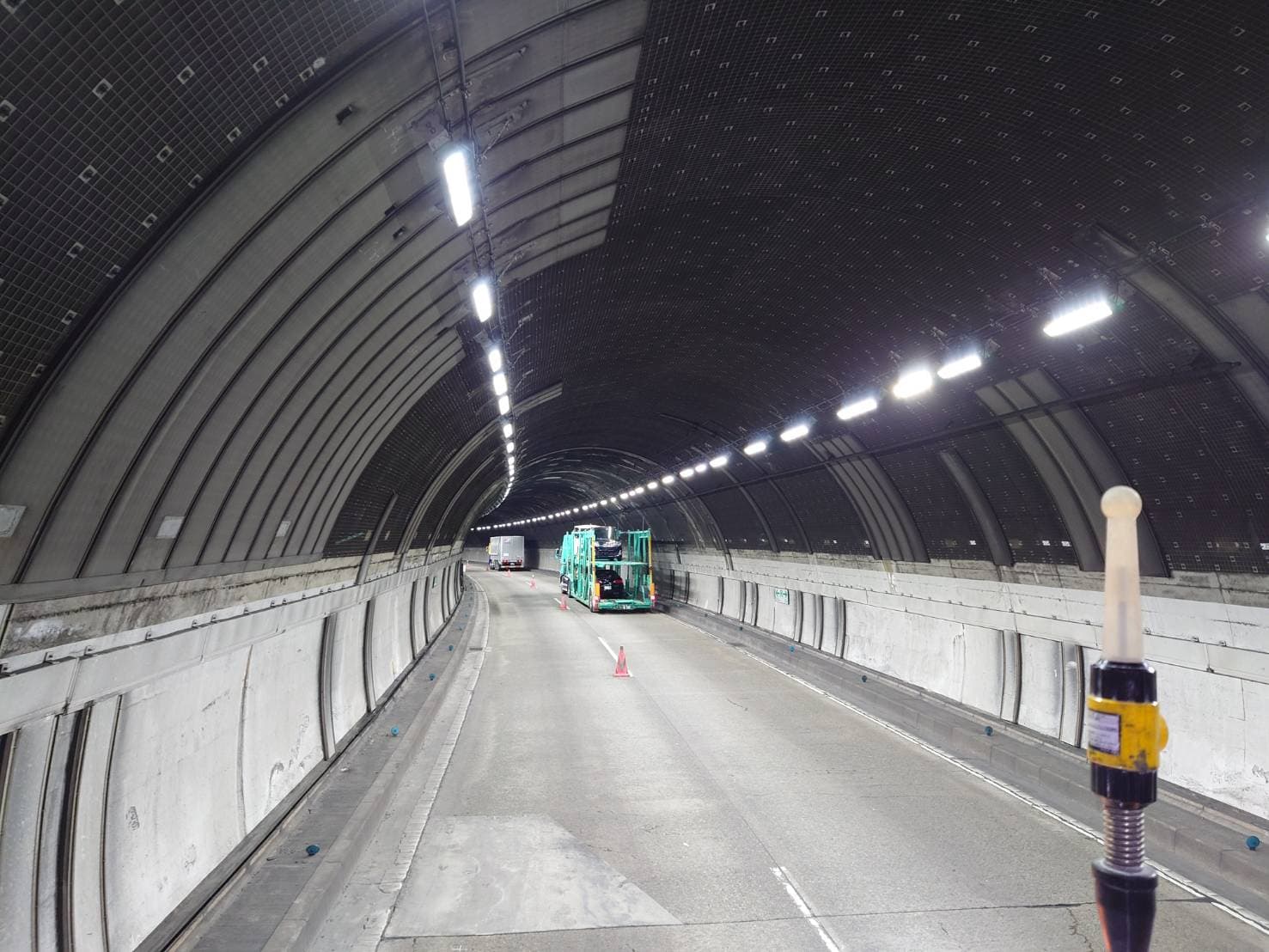 正間トンネル 照明 ケーブル支持金具・撤去設置