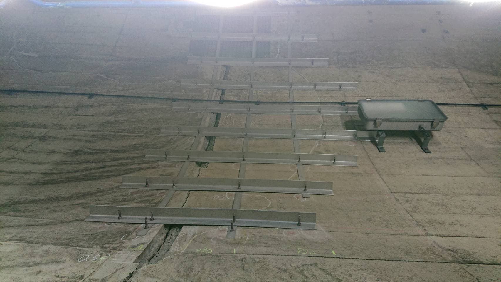 山田南トンネル 照明 ケーブル支持金具・撤去設置