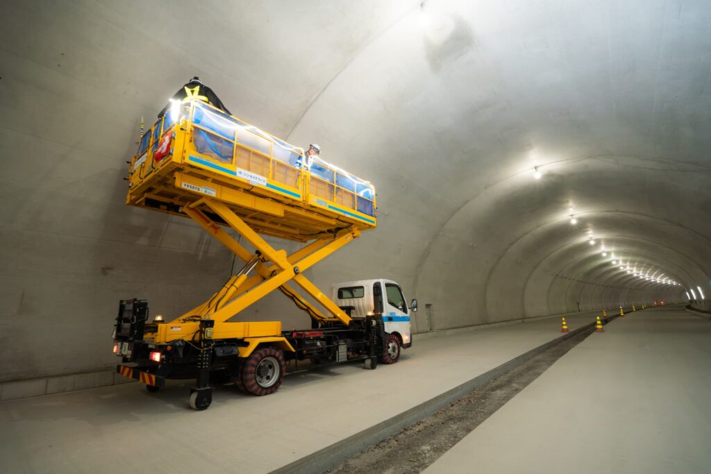 トンネルで作業中のトラック車両
