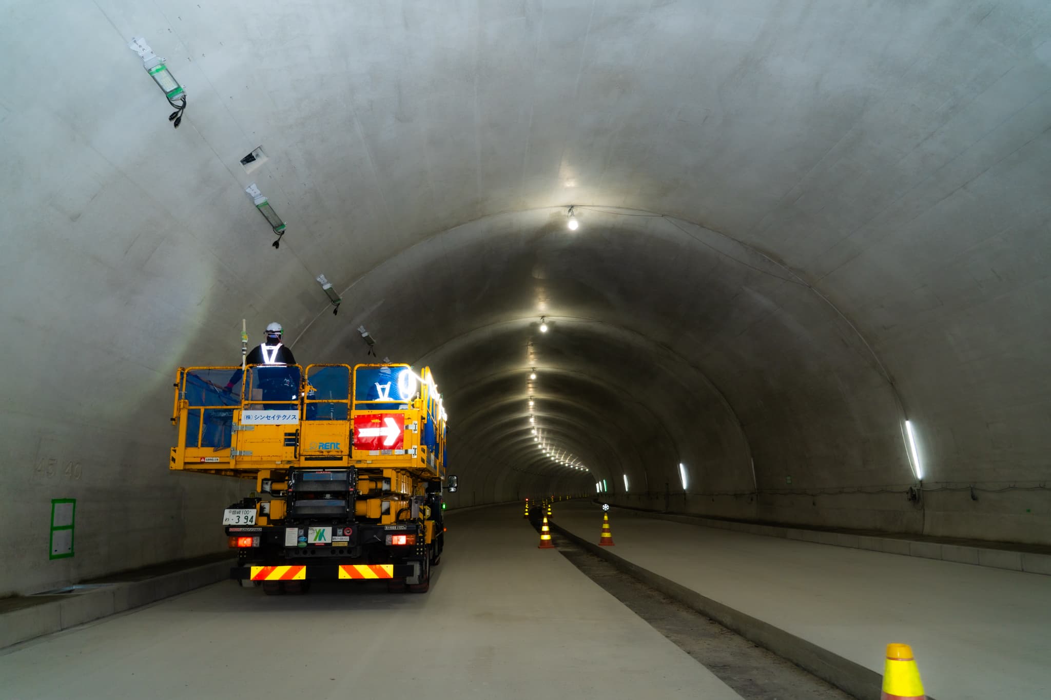 トンネルで作業中のトラック車両