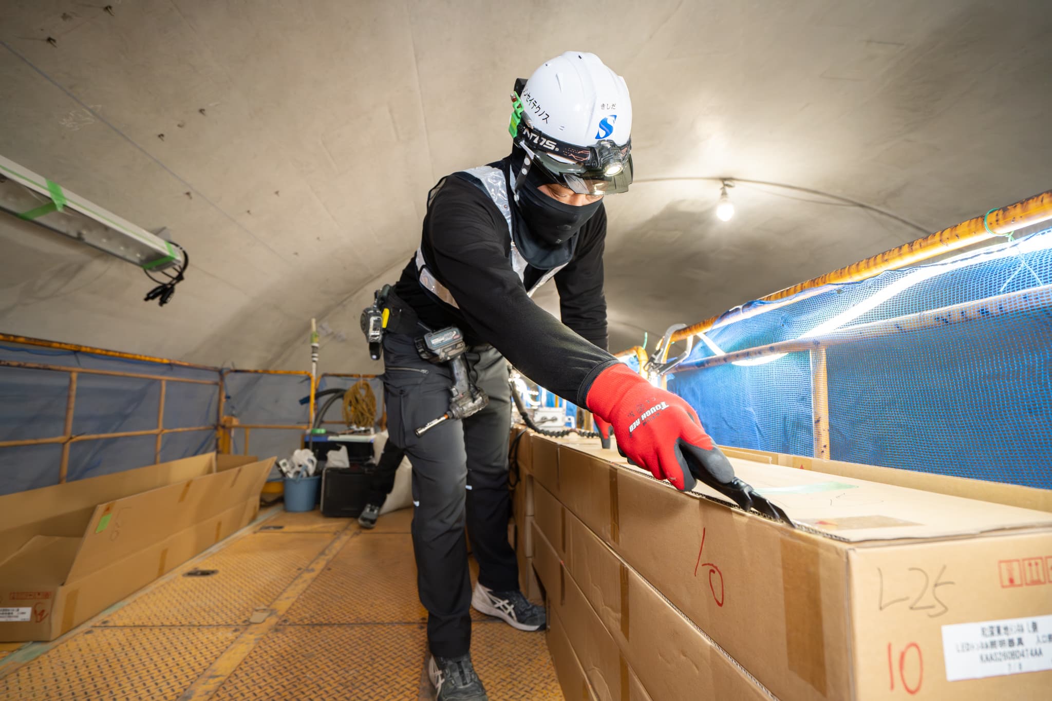 トンネルで作業中のスタッフ