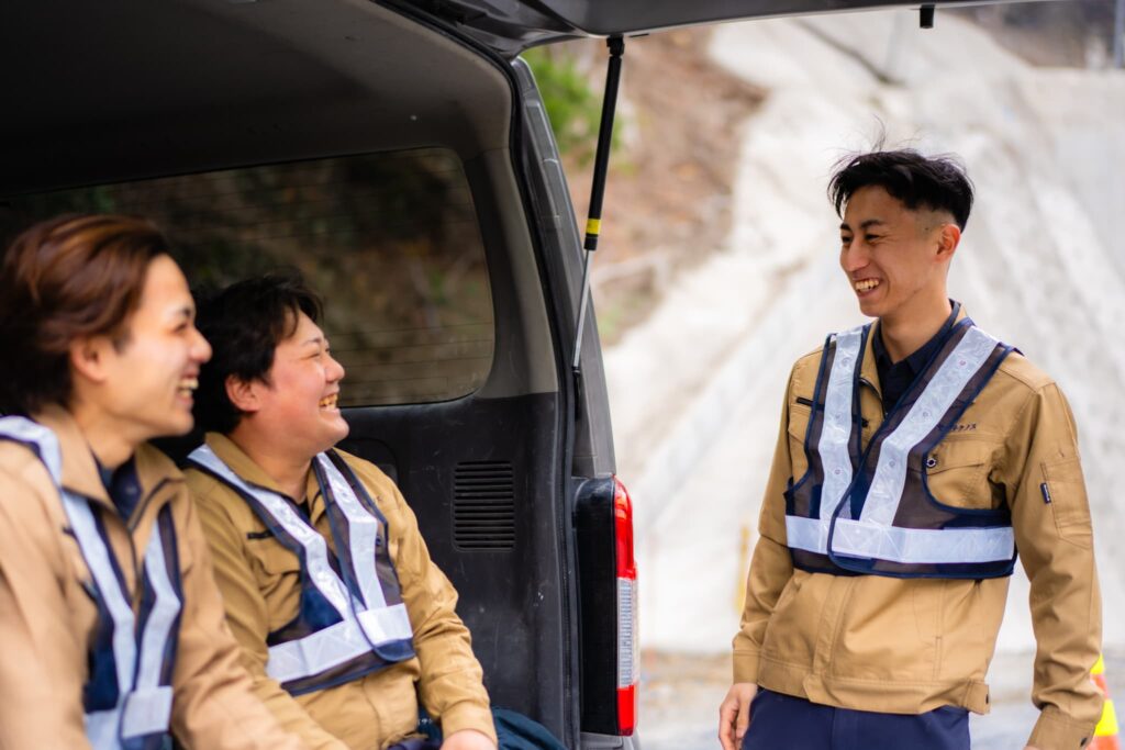 談笑中のスタッフ