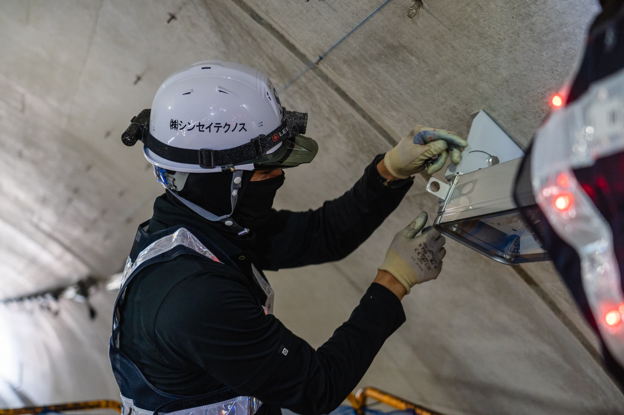 トンネルで作業中のスタッフ