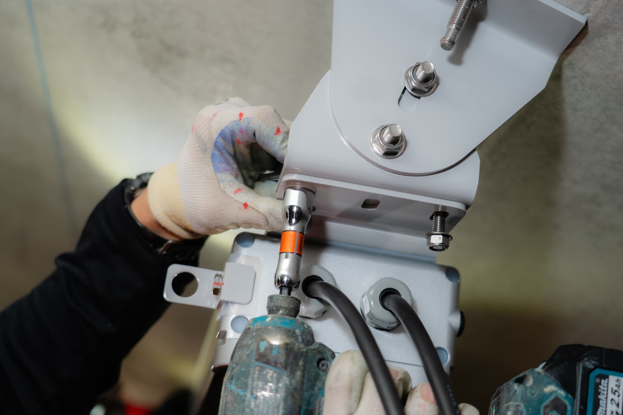 トンネルで作業中のスタッフの手元