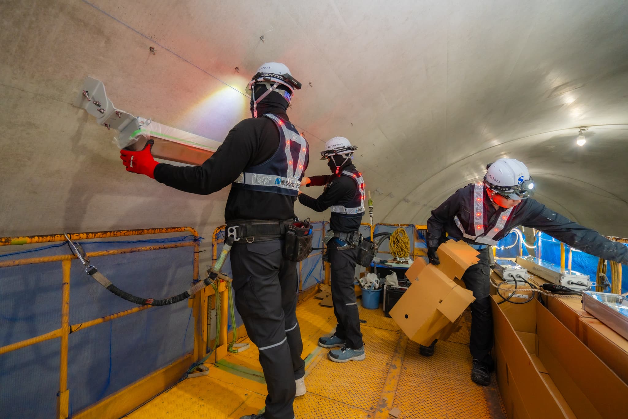 トンネルで作業中のスタッフ