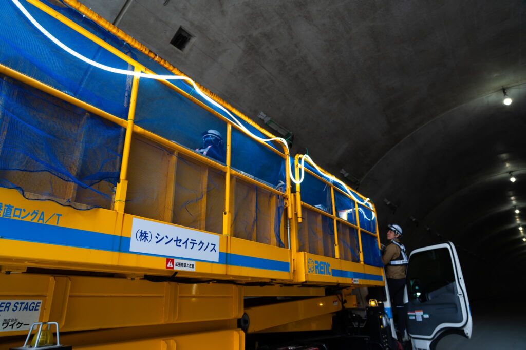 トンネルで作業中のスタッフ