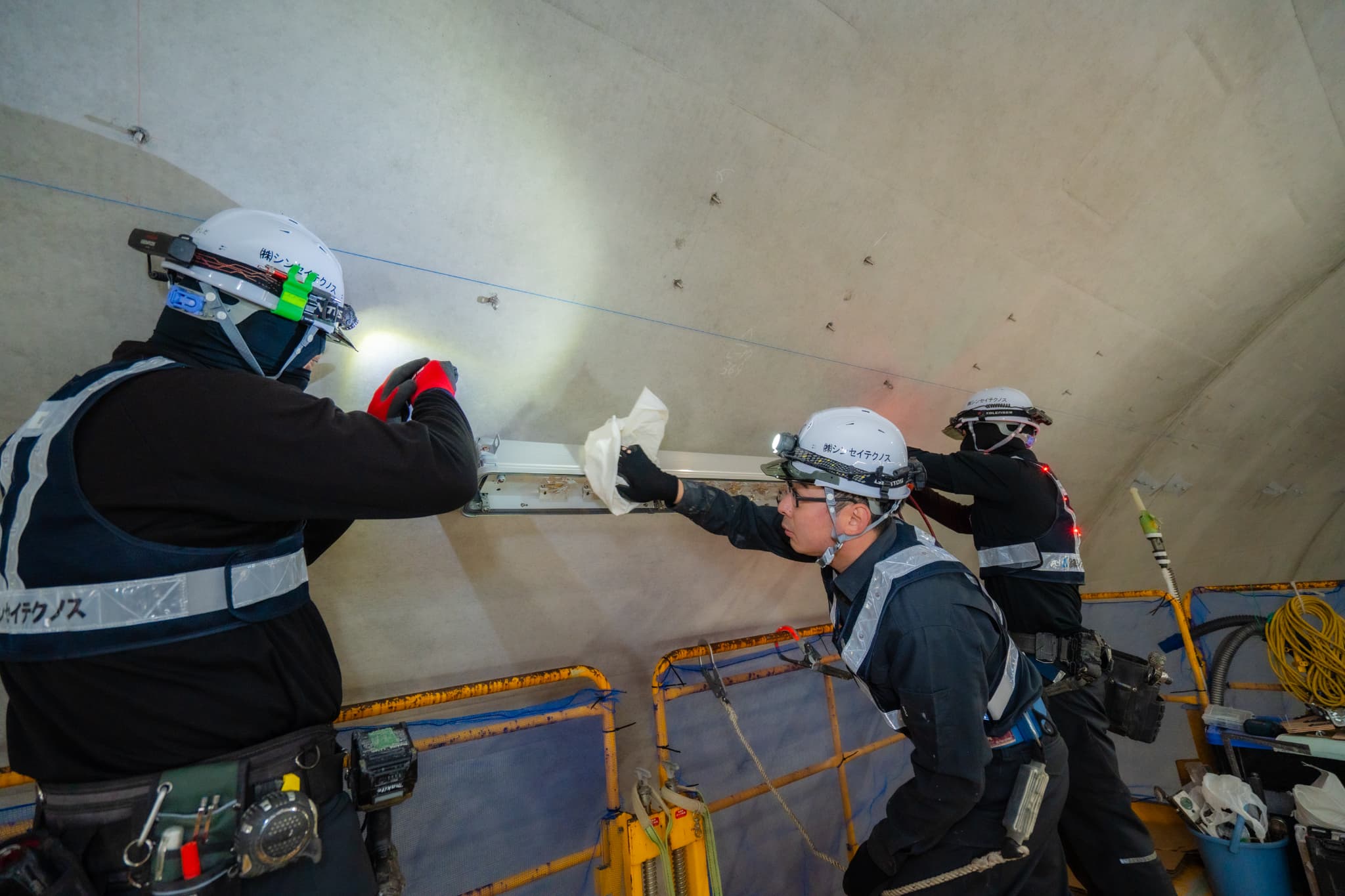 トンネルで作業中のスタッフ