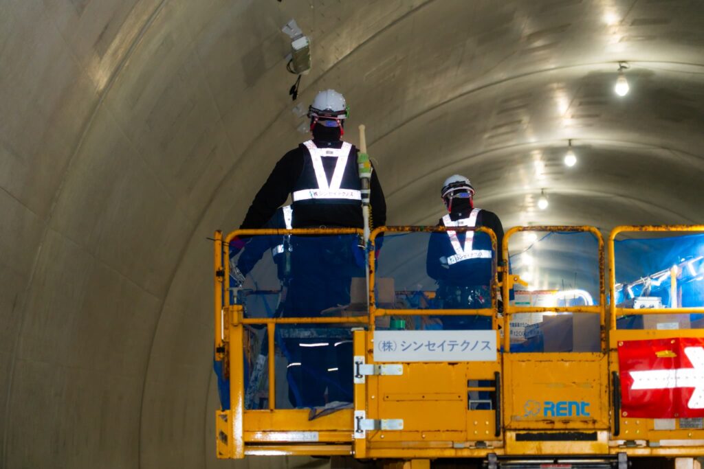 トンネルで作業中のスタッフの後ろ姿