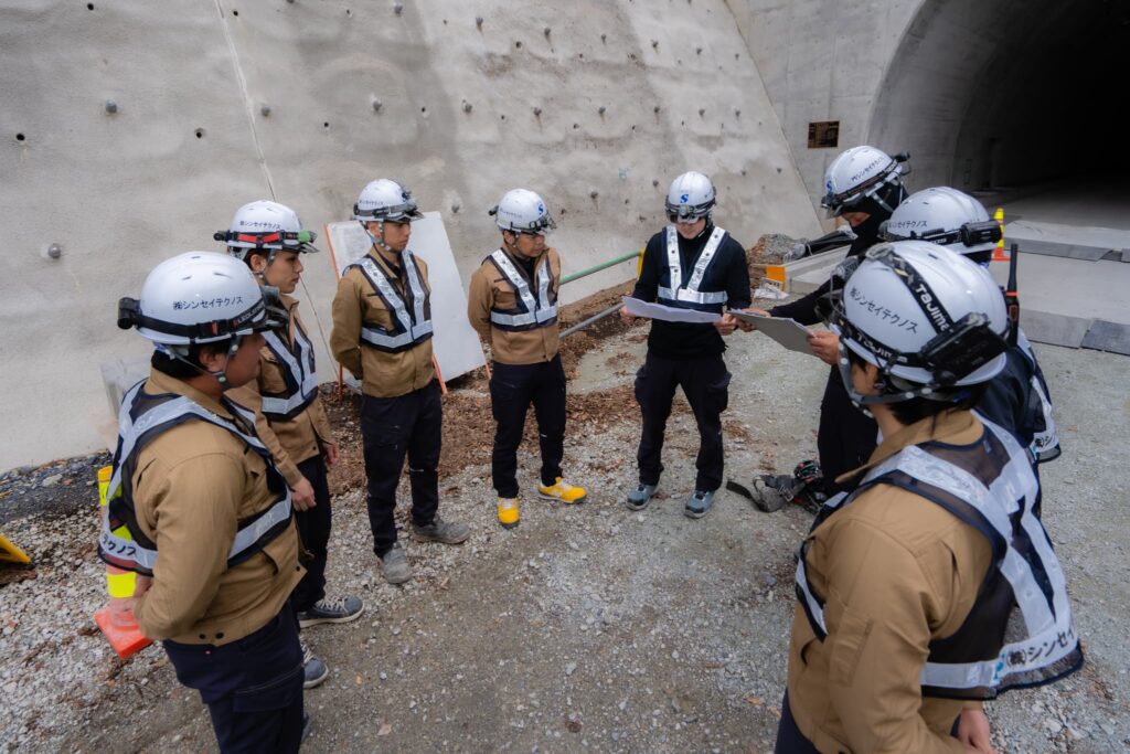 円になって確認を行うスタッフ