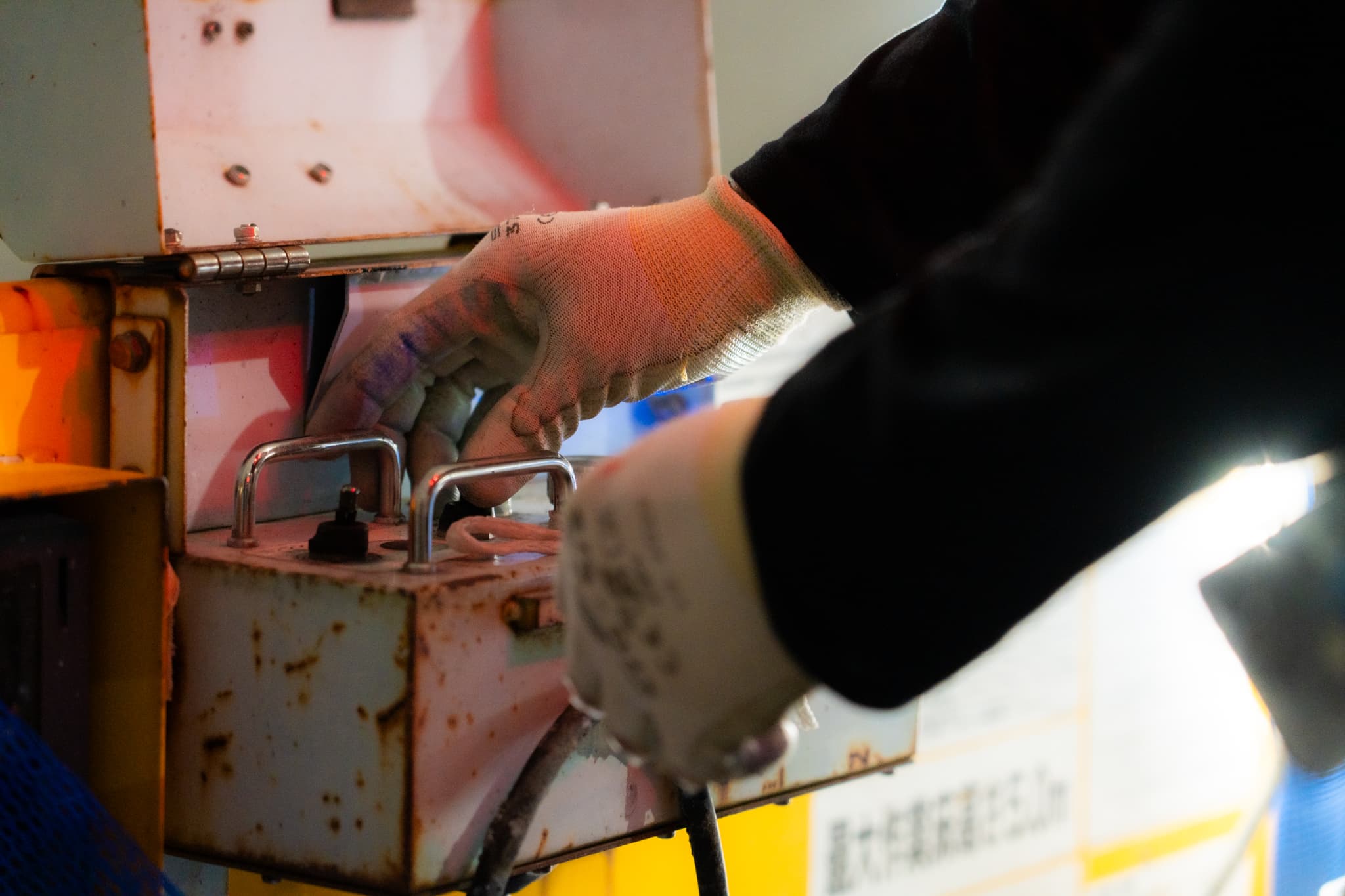 トンネルで作業中のスタッフの手元