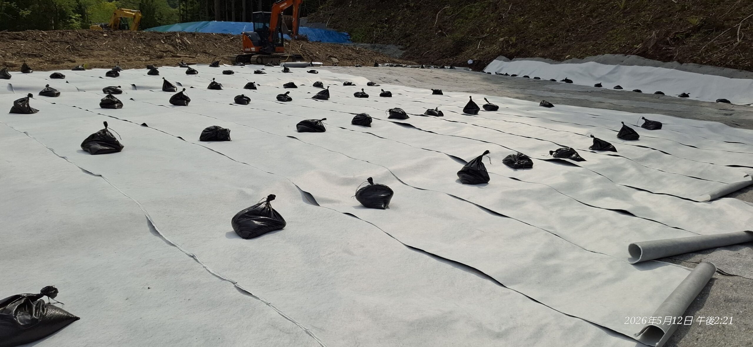 志戸前川トンネル重金属対策パデムシート敷設工事