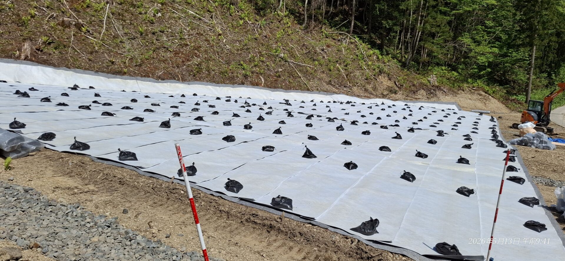 志戸前川トンネル重金属対策パデムシート敷設工事