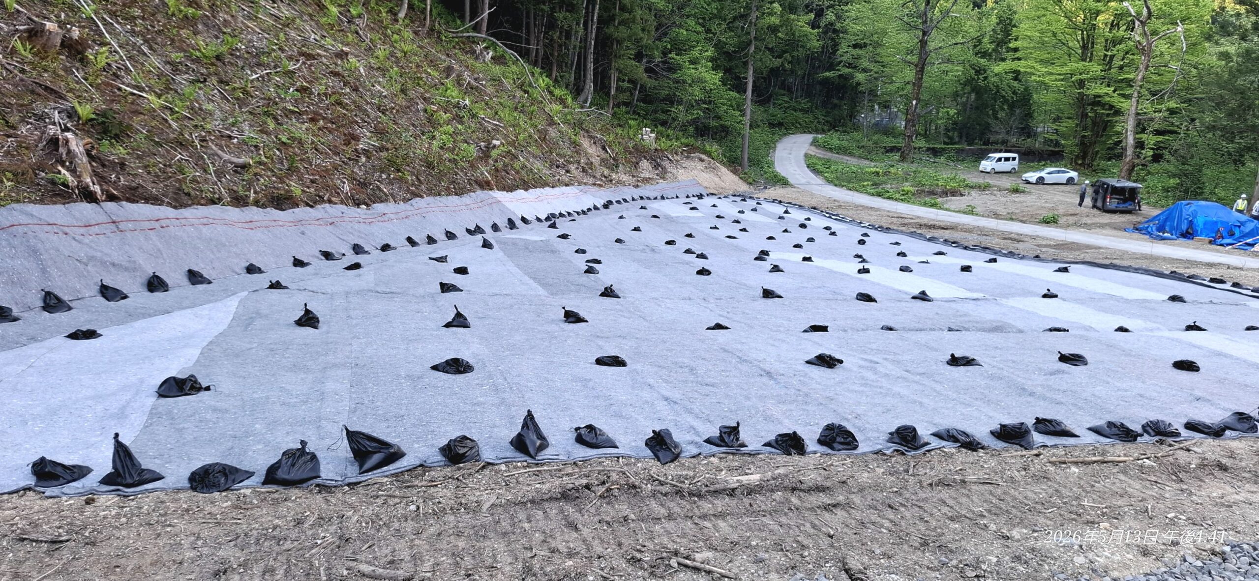 志戸前川トンネル重金属対策パデムシート敷設工事